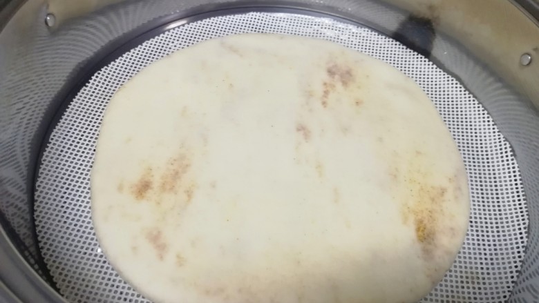 千层饼,蒸锅内放水,铺上硅胶垫,放上做好的饼胚,盖上锅盖二次发酵25分钟,凉水上锅,上汽后转中火蒸20分钟关火,焖3-5分钟。
