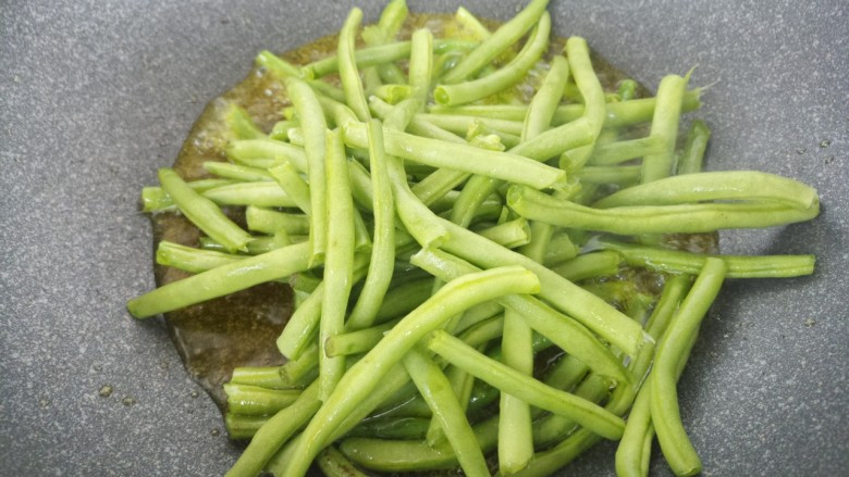 凉拌豇豆,接着锅里热油,油温六成熟的时候,放豇豆炸。