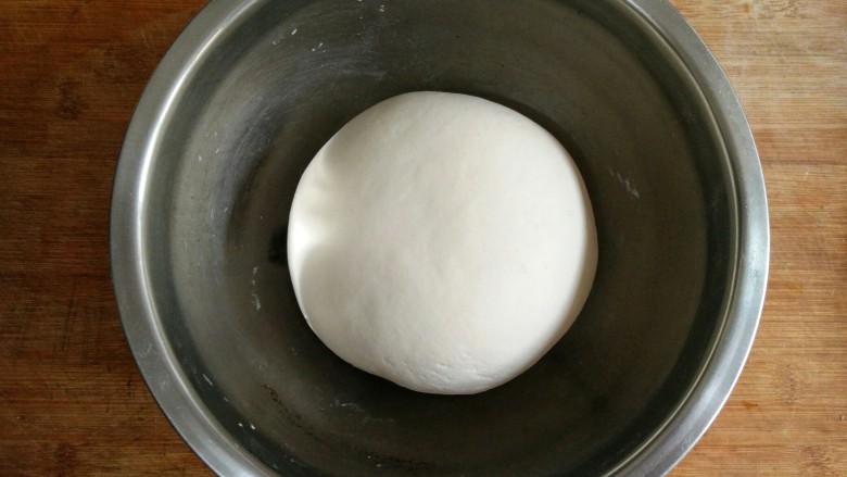 锅子饼――滨州名吃,然后揉成光滑面团,盖保鲜膜醒15-20分钟。