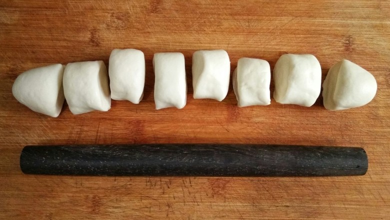 锅子饼――滨州名吃,醒好的面搓长条,分割成大小合适的面剂。