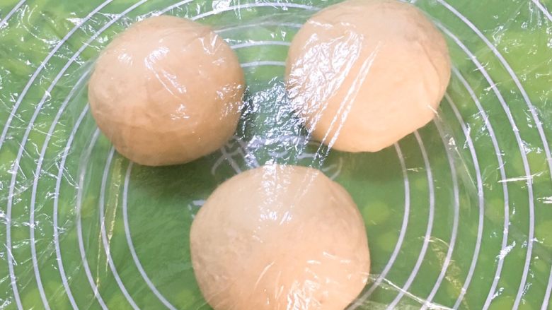 埃曼塔奶酪吐司,分成三个剂子,盖上保鲜膜静置20分钟。