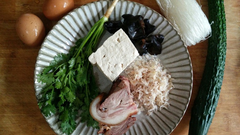 锅子饼――滨州名吃,然后准备做馅料的食材。馅料在食材选择上没有特殊要求,自己喜欢吃什么陷的都可以根据自己的口味做馅。。