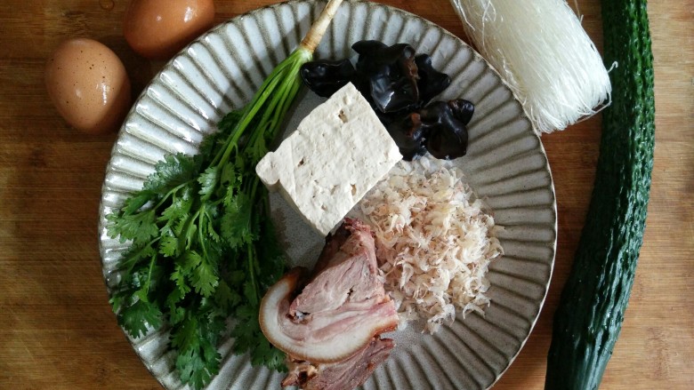 锅子饼――滨州名吃,然后准备做馅料的食材。馅料在食材选择上没有特殊要求，自己喜欢吃什么陷的都可以根据自己的口味做馅。。