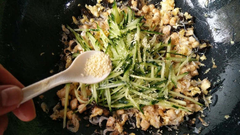 锅子饼――滨州名吃,再加入黄瓜丝,适量盐和<a style='color:red;display:inline-block;' href='/shicai/ 756'>鸡精</a>。