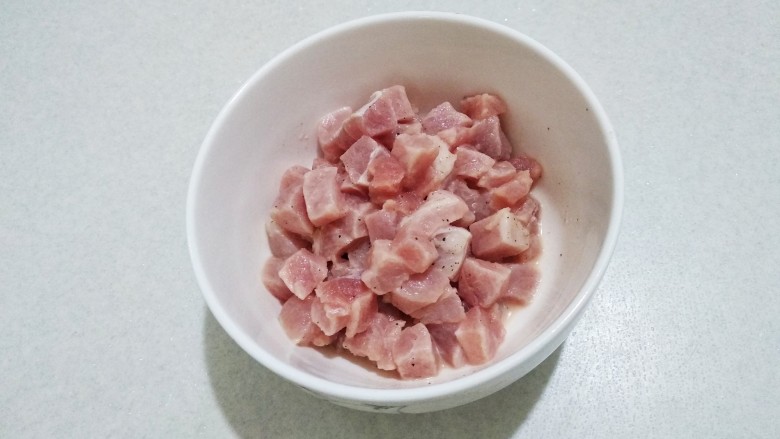 莴笋胡萝卜肉丁炒饭,拌匀腌一会儿