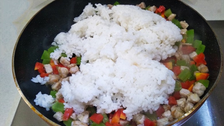 莴笋胡萝卜肉丁炒饭,倒入<a style='color:red;display:inline-block;' href='/shicai/ 6501'>剩米饭</a>翻炒两分钟