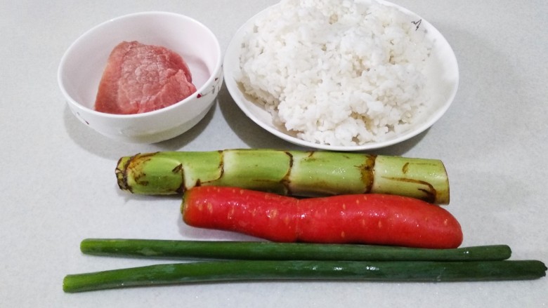 莴笋胡萝卜肉丁炒饭,食材如图