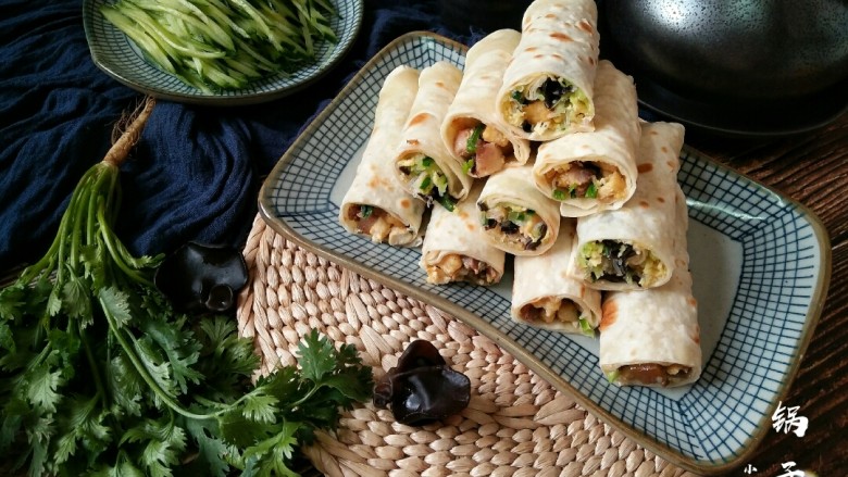 锅子饼――滨州名吃,切成两段装盘后就可以上桌啦!