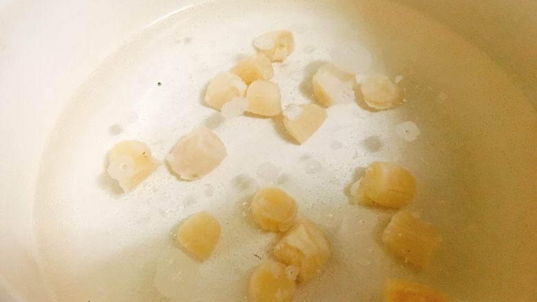 菜花虾仁煲 清甜营养好味道,加水,一起放入小锅。