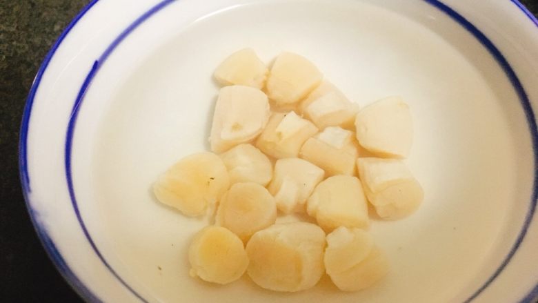 菜花虾仁煲 清甜营养好味道,干贝泡发好后,留着干贝水。