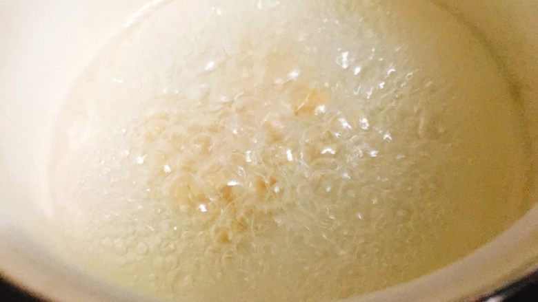 菜花虾仁煲 清甜营养好味道,中火煮开,加入一小勺食用油。