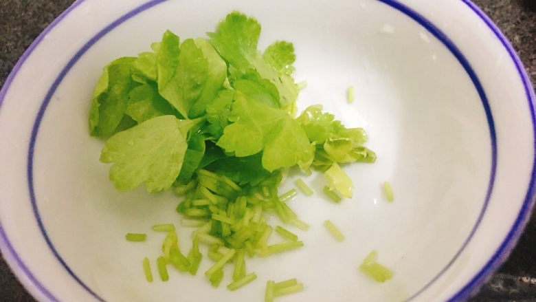 菜花虾仁煲 清甜营养好味道,<a style='color:red;display:inline-block;' href='/shicai/ 125'>芹菜</a>洗净,切末备用。