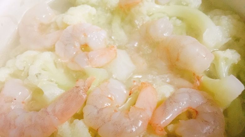 菜花虾仁煲 清甜营养好味道,将虾仁码入,同样盖上锅盖,焖煮3分钟。