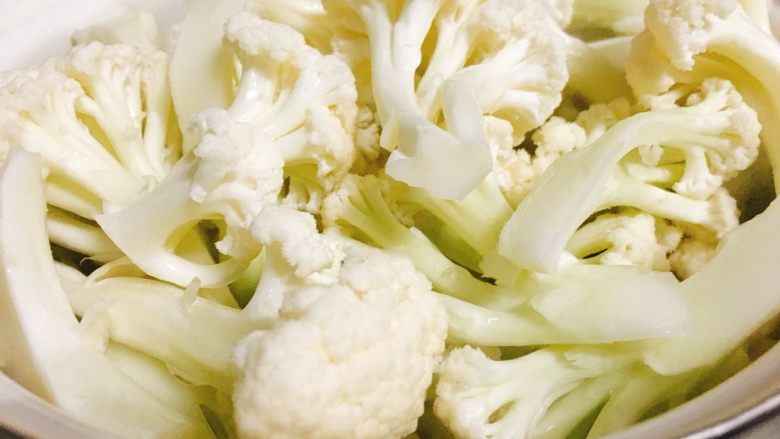 菜花虾仁煲 清甜营养好味道,将菜花加入锅内,盖上锅盖,焖5分钟。