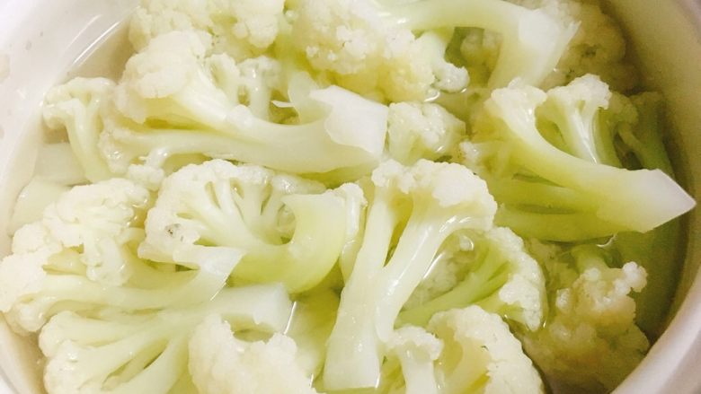菜花虾仁煲 清甜营养好味道,5分钟后,菜花已经变得略通透了。