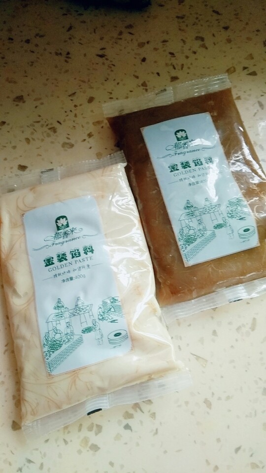 桃山皮月饼,在某宝上买的桃山皮，还有馅料，真心觉得月饼材料还是网上买，自己做的馅料糖份比例不对，口感差
这个是50克月饼模具，皮  馅料比例4比6
皮20克，馅料30克