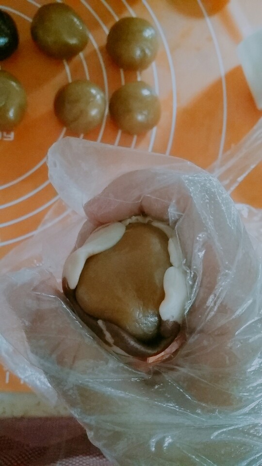 桃山皮月饼,用虎口慢慢往上收,这个会比广式月饼皮好包
