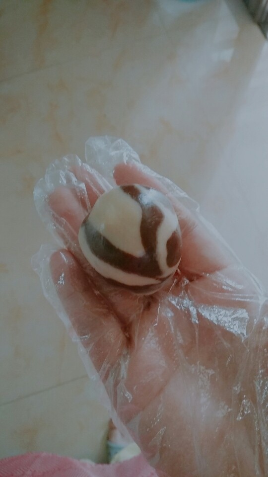 桃山皮月饼,包好的样子就差不多这样,月饼模具撒一些面粉,把你认为好看的面朝上放入模具压就可以了