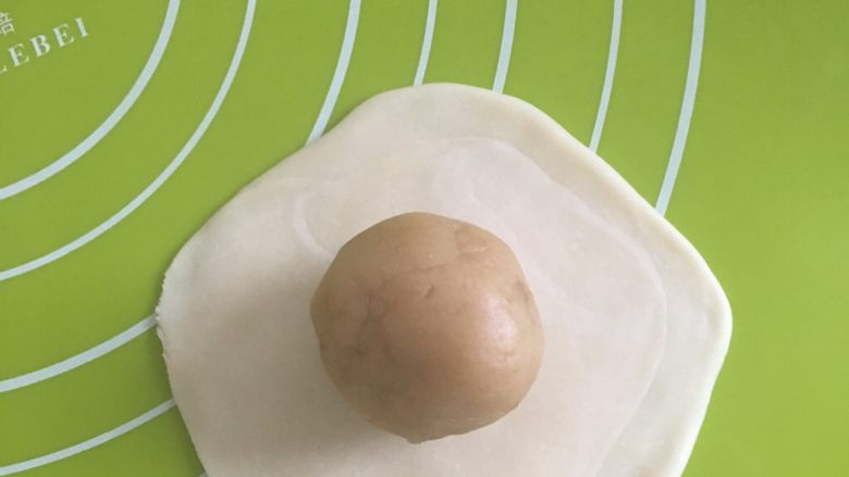 苏式月饼,取一个剂子收口朝上,擀开,不要太大力会混酥,包入馅料