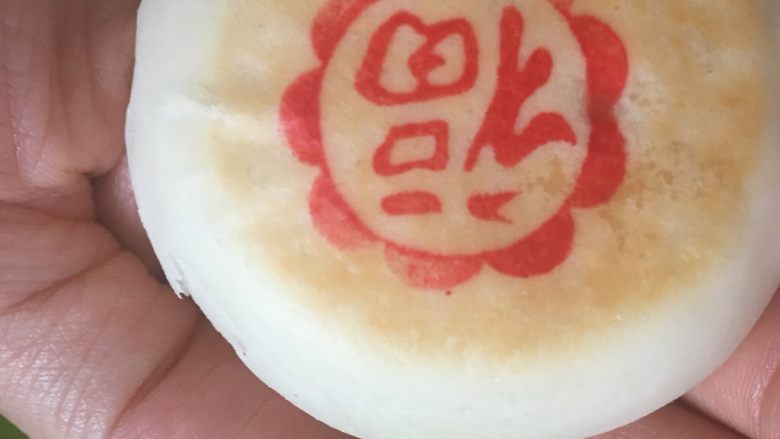 苏式月饼,我这个时间烤的久了,因为一边照相一边做。我还要打黄油做改良月饼,也没定时,不上颜色更好看,