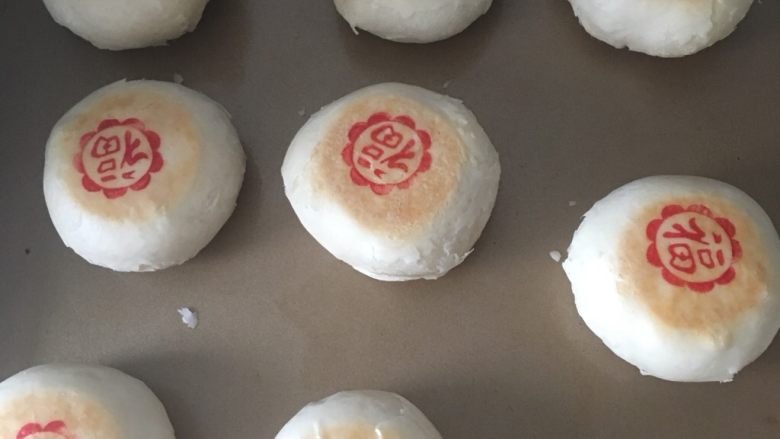 苏式月饼,烤箱上火180下火160,烤14分钟,拿出来翻面,小心烫手,再调成上火160下火180,在烤5分钟