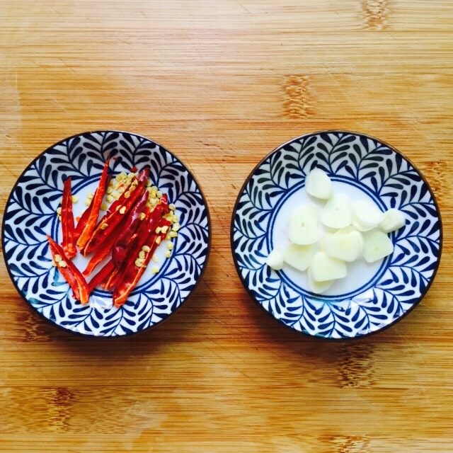 家常菜+醋溜白菜,辣椒用厨房剪刀剪成条状,蒜头去皮切片