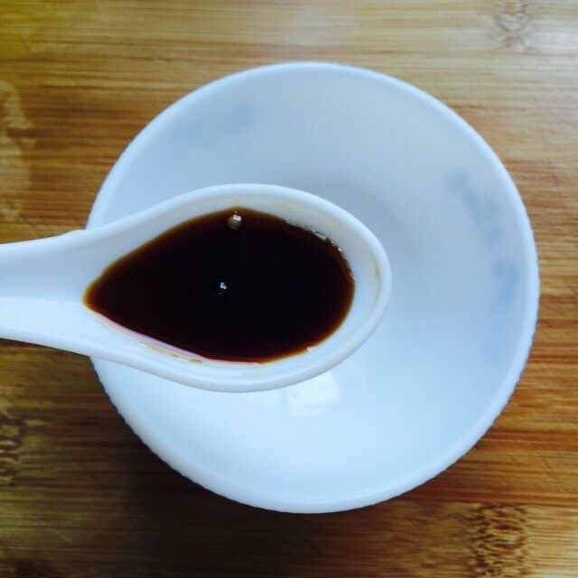 葱油黄鲷鱼,利用蒸鱼的时间来调汁:一勺蒸鱼豉油