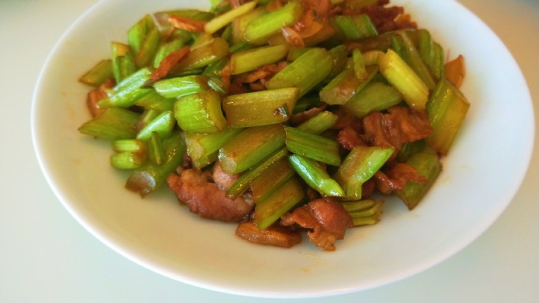 新文美食  亚麻籽油肉炒西芹