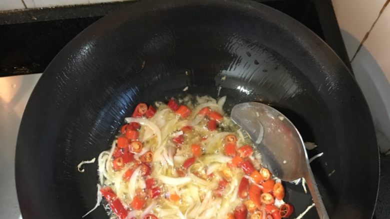 牡蛎炒面,放入洋葱丝姜末红椒丁炝锅,加入花椒粉少许