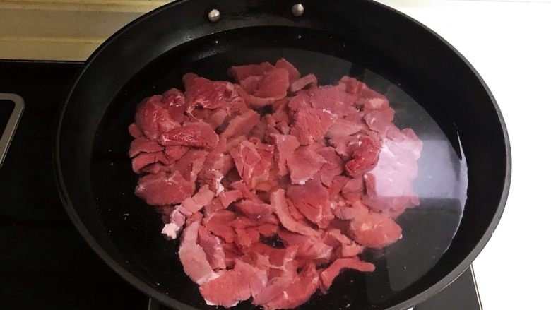 小炒黄牛肉,锅里加入冷水，放入牛肉片，水开后焯水5分钟