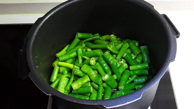 小炒黄牛肉,把辣椒放入锅里,翻炒3分钟