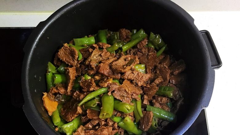 小炒黄牛肉,翻炒均匀即可，小炒黄牛肉做好了~