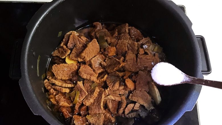 小炒黄牛肉,牛肉熟了,加入5克精盐,调匀