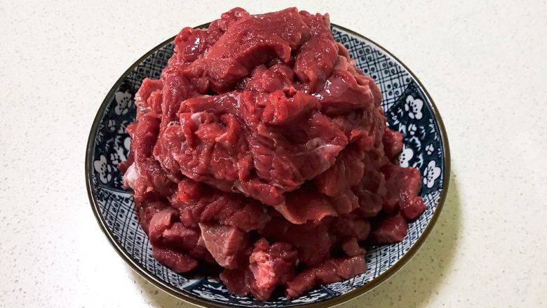 小炒黄牛肉,切成4㎜厚的小片，加入1小勺<a style='color:red;display:inline-block;' href='/shicai/ 512'>玉米淀粉</a>抓匀