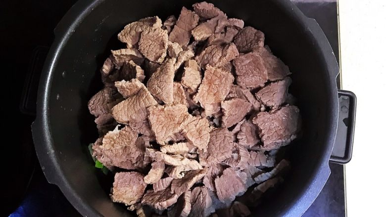 小炒黄牛肉,加入焯好的牛肉片