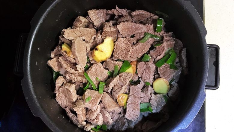 小炒黄牛肉,翻炒均匀