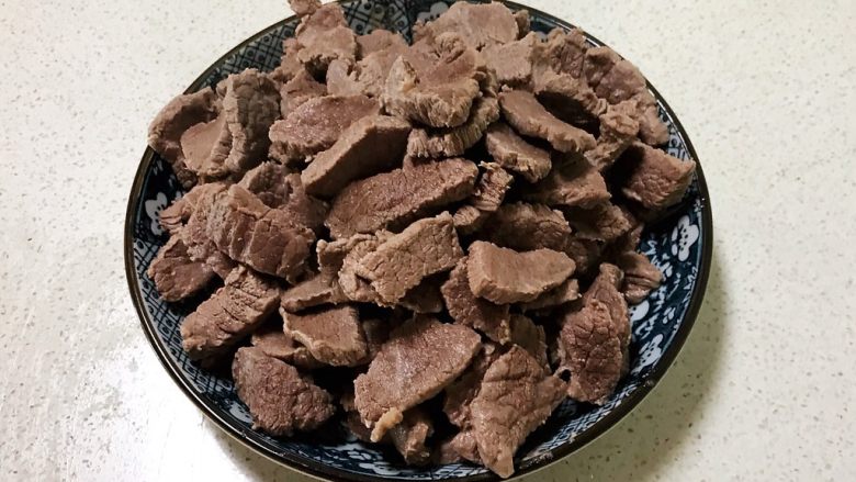 小炒黄牛肉,把焯好的牛肉捞出来,沥干水分