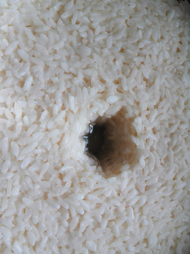 自制酒酿,这是48小时后的发酵状态,可以看见中间的小洞已经出酒了。