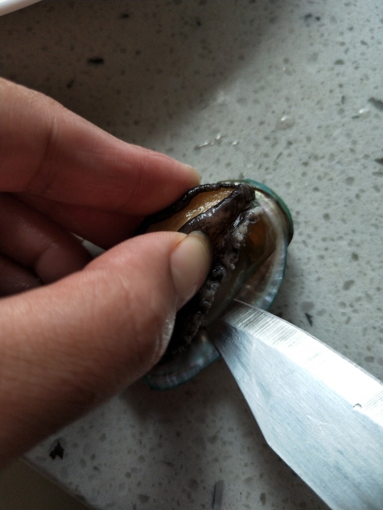 糖糖辅食记之耗油鲍鱼,用刀划一下周边,剥一下就好了