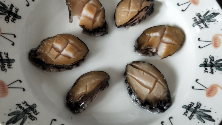 糖糖辅食记之耗油鲍鱼,上面刚好放上鲍鱼,蒸8分钟,焖2分钟