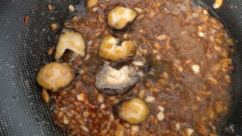 糖糖辅食记之耗油鲍鱼,加适当的水后鲍鱼入锅炒,挂上汤汁,收汁出锅