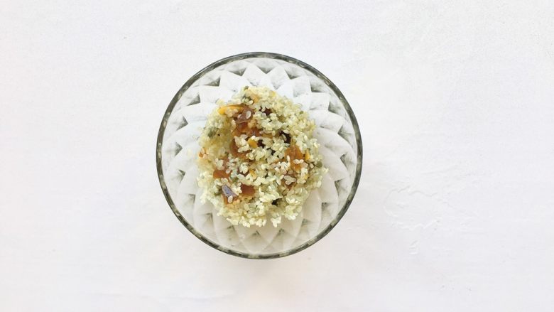皮蛋瘦肉粥,揉搓均匀,尽量使大米和皮蛋充分的混合,皮蛋可以使粥更加的软绵
