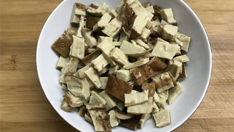 香菇脆皮干酱丁,脆皮干清洗干净后切成小块。