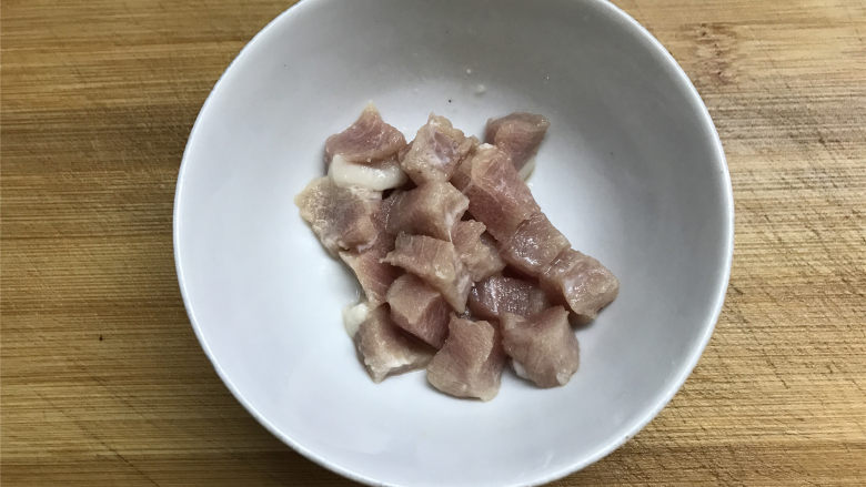 香菇脆皮干酱丁,<a style='color:red;display:inline-block;' href='/shicai/ 414'>猪肉</a>洗净切小粒后用料酒和少许的盐腌制一下。