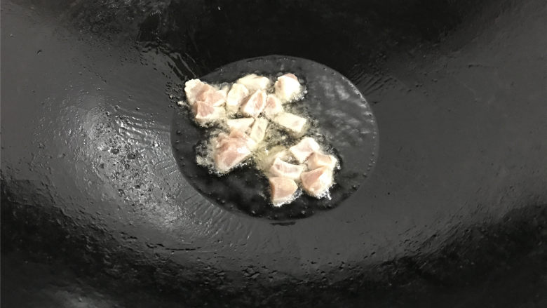 香菇脆皮干酱丁,把腌制好的肉粒放入锅中煸一下。