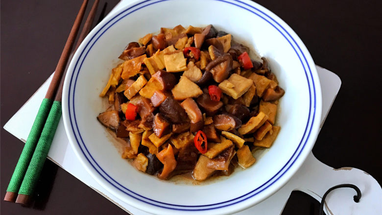 香菇脆皮干酱丁,香辣开胃,咸鲜适口,非常下饭的家常菜,百吃不厌。