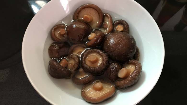 香菇脆皮干酱丁,香菇提前泡发。