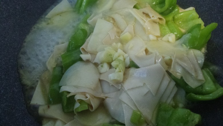 土豆干豆腐炒辣椒,然后再加入蒜。