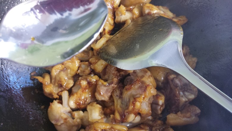 黄豆焖猪蹄,然后倒入猪蹄儿,大火翻炒,加一勺白酒。
