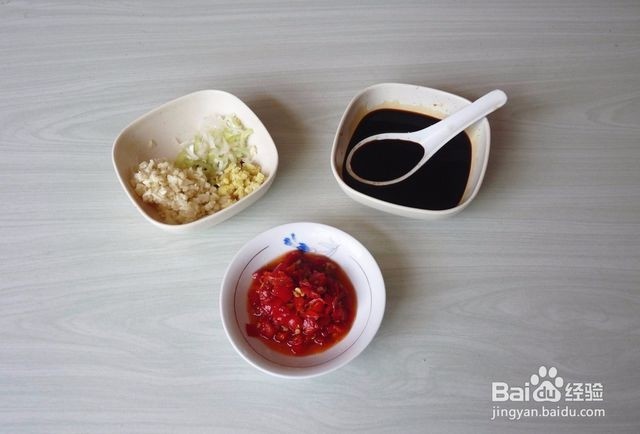 冻章鱼,用酱油、醋、白糖、芥末、蒜泥、辣椒等调料,根据自己的口味调好料汁。